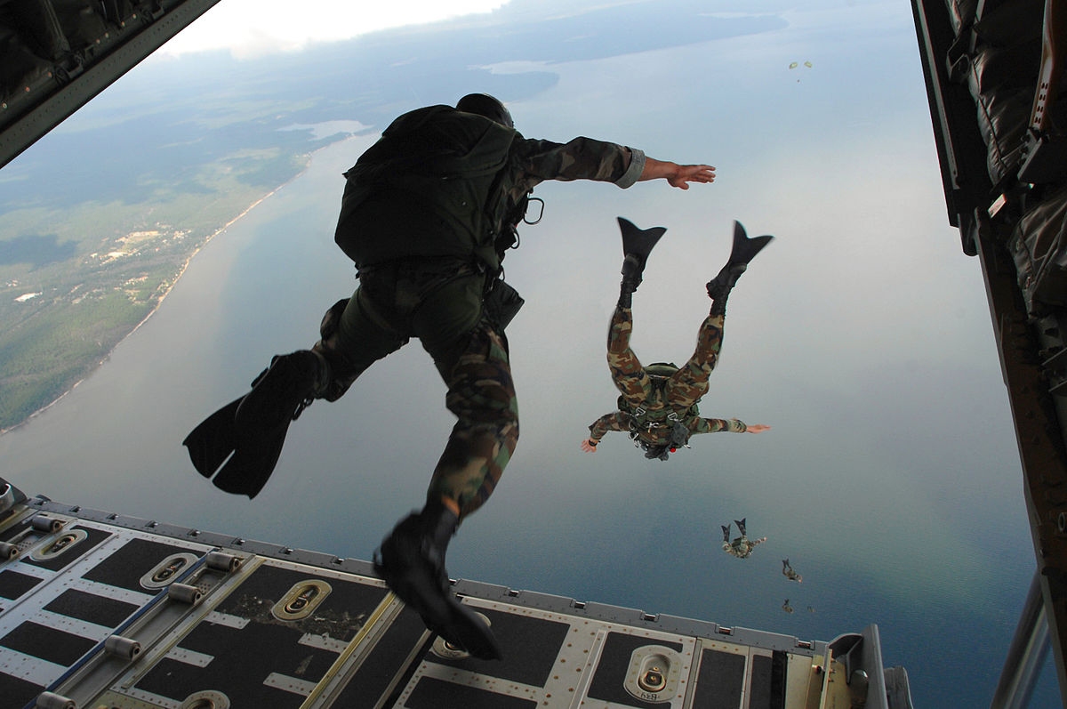 720th_special_tactics_group_airmen_jump_20071003