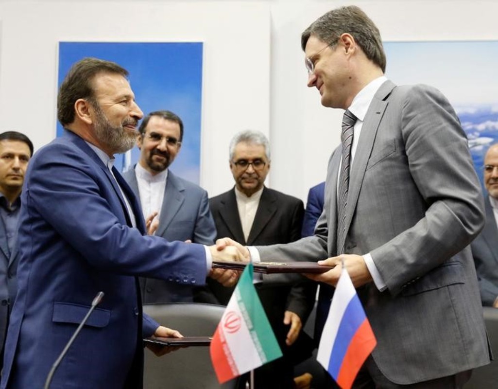 Russian Energy Minister Alexander Novak and Iranian Communications Minister Mahmoud Vaezi exchange documents during a signing ceremony after their meeting in Moscow, Russia, July 29, 2016. REUTERS/Maxim Zmeyev